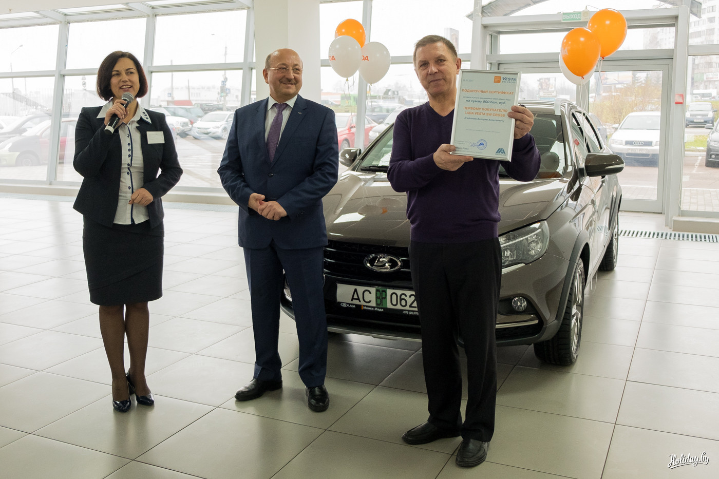Валерий Алексеевич Агафонов, инженер запаса с водительским стажем 35 лет стал первым клиентом, получившим ключи от Lada Vesta SW. Это его первый новый автомобиль