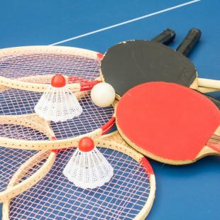 Теннисные ракетки, стол и бадминтон для отдыха в усадьбе
