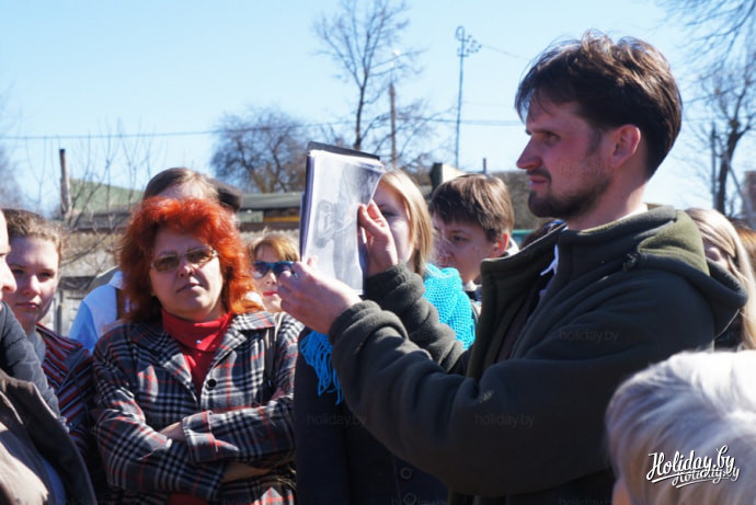 Фэст экскурсоводов 2013: экскурсовод Павел Королев знакомит группу с первоначальным видом храма