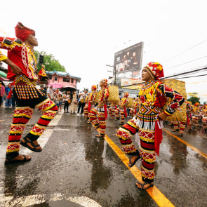 "Два шага вперёд, один назад!" Посмотрите, как проходит грандиозный филиппинский карнавал Синулог
