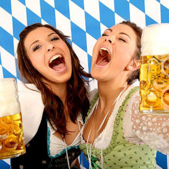 Бежит пить пиво. Пиво для друзей. Две девушки с пивом. Прикол две девушки пьют пиво. Девушка пьет пиво.