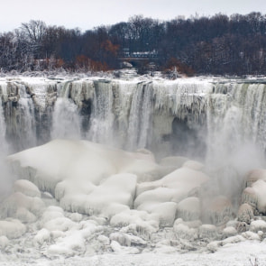 Туристы-экстремалы едут к замерзшему Ниагарскому водопаду