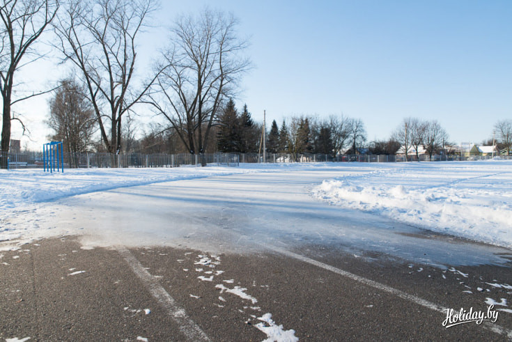 Каток залит не на всей площади стадиона. Кое-где откровенно просматривается асфальт