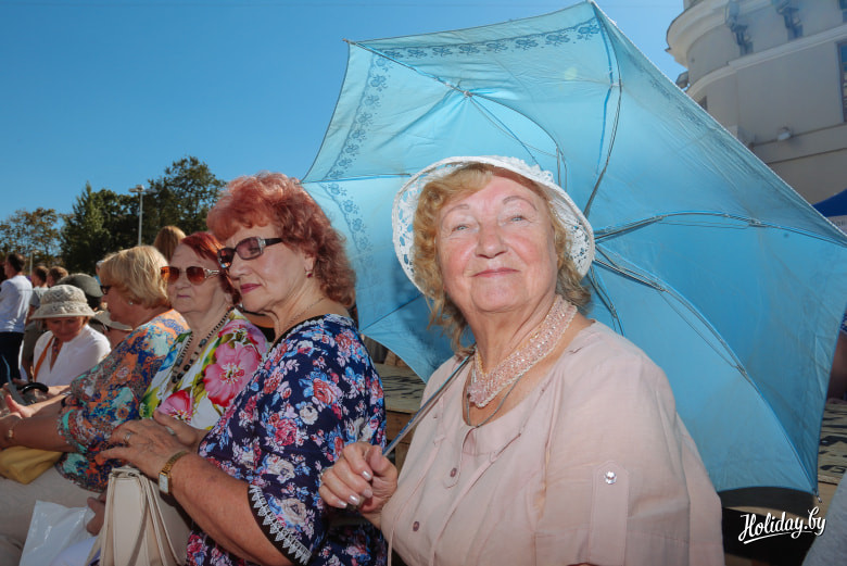 Валентина Алексеевна (с зонтом)