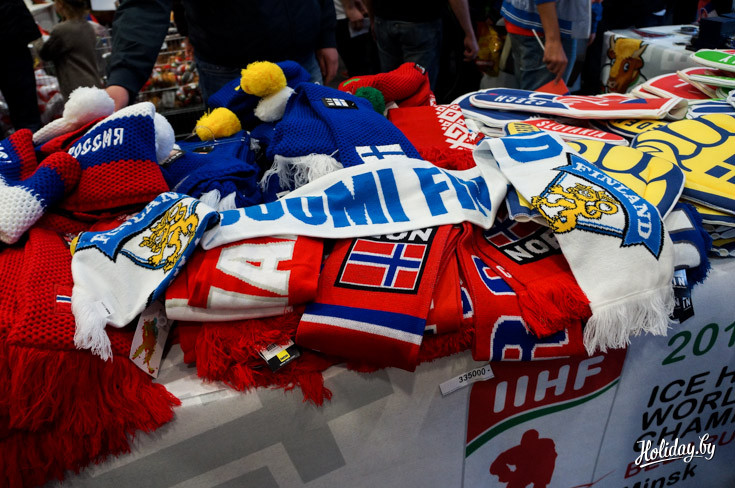 В одной ценовой категории с кепками находится самый популярный атрибут хоккейных фанатов – шарфы. 