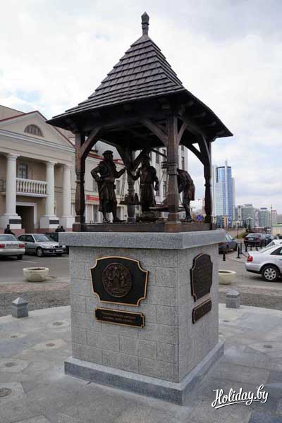 Малая архитектурная форма была создана авторским коллективом: архитектором Сергеем Багласовым и скульптором Александром Прохоровым