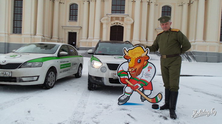 Солдат русской армии передает боевой дух символу Чемпионата мира по хоккею в Будславе - месте базирования командования 2-й армией в 1916 году