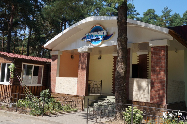 У входа расположено кафе