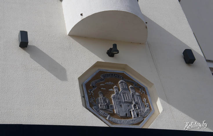 Медальоны над входами со стороны парадного входа. Геральдика на проспекте Дзержинского