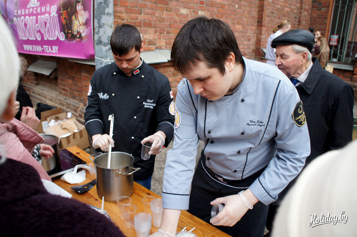 Все гости могли попробовать овсяный кисель и ржаные пряники