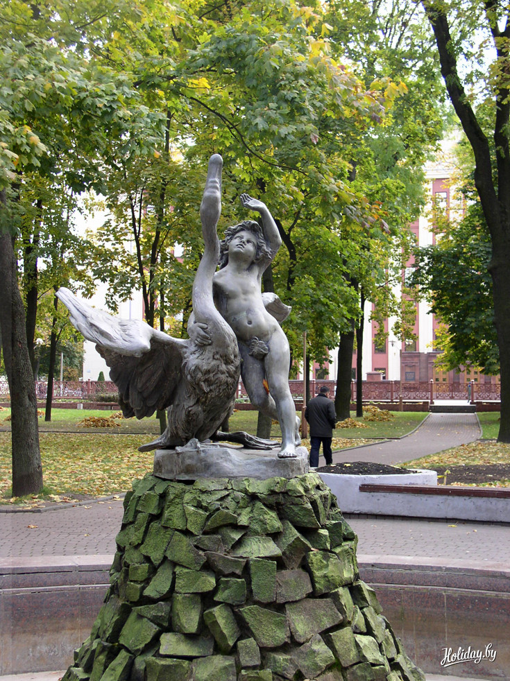  Фонтан «Мальчик с лебедями» в Александровском сквере
