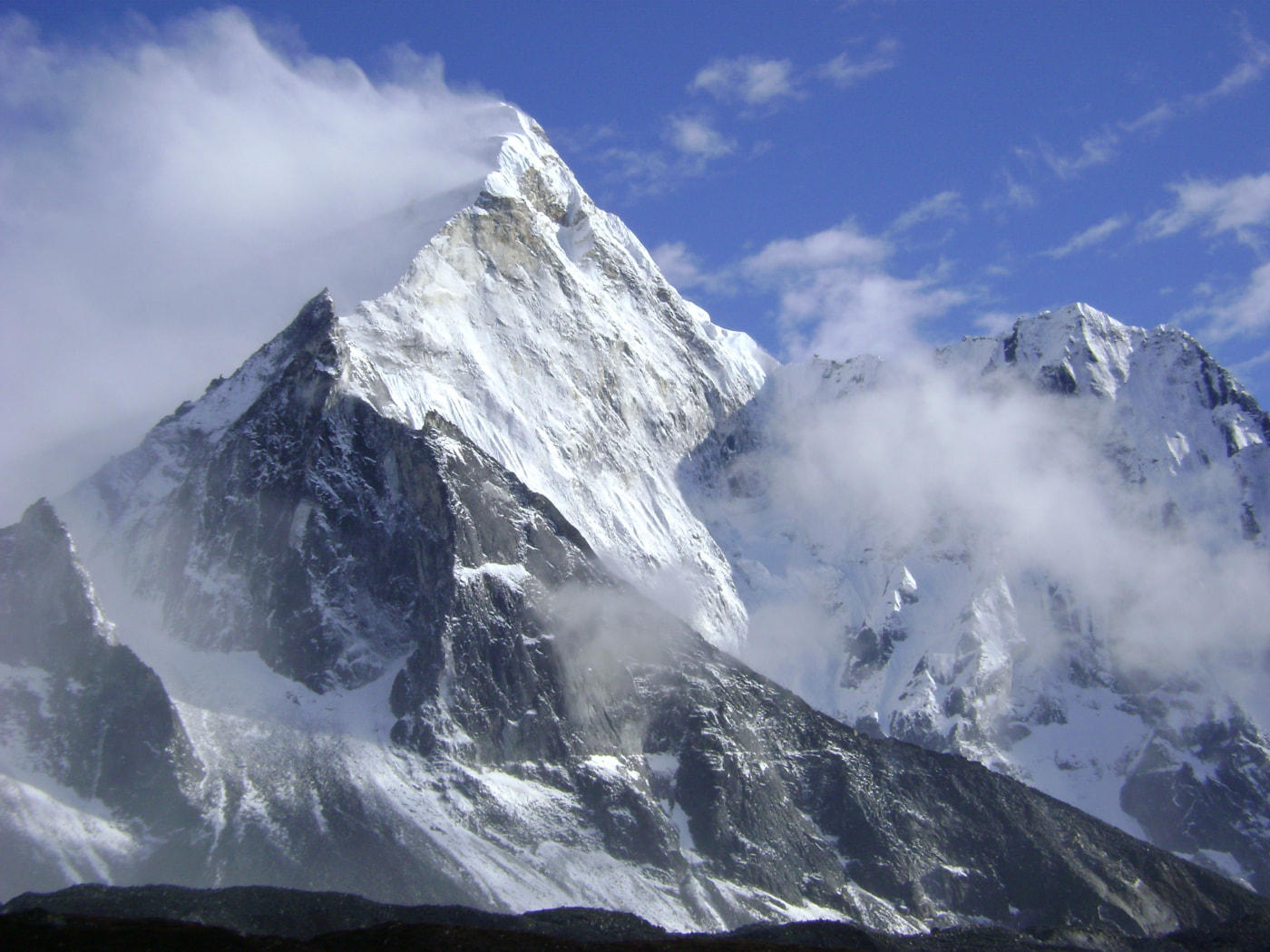 Ама-Даблам, вершина в Гималаях. Высота главного пика — 6814 м, нижнего пика — 5563 м.