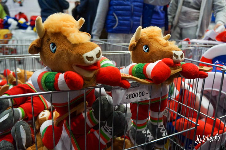 Особенно хорошо продается игрушечный Волат. Всего $28 и можно увезти зубра домой.