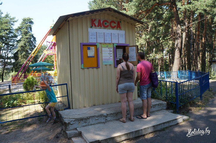 Купить билеты на карусели можно в единственной кассе парка.