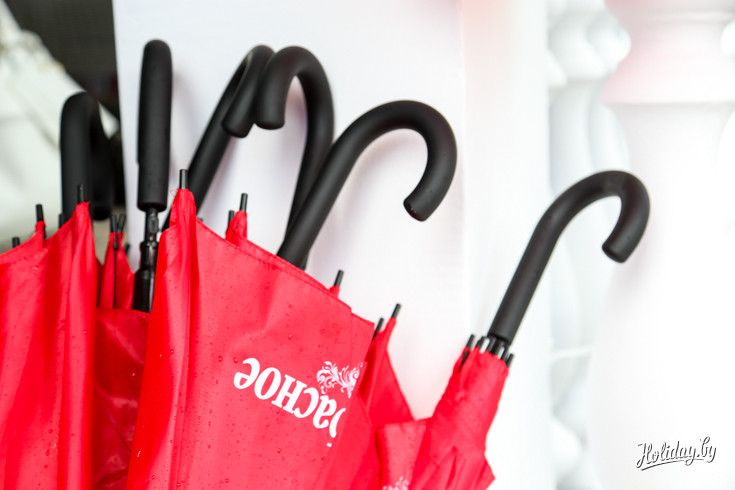 Хорошей проверкой уровня сервиса стал дождь с грозой. Все гости тут же получили фирменные зонты и погода не испортила первого впечатления