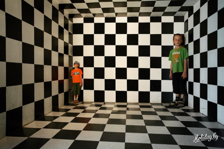 Аттракцион «Зазеркалье» представляет собой 6 комнат с оптическими иллюзиями. Фото:basik.ru