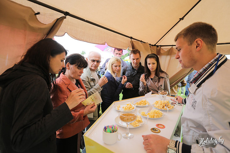На фестивале можно было продегустировать сыр с орехами, вином и грибами шиитаке