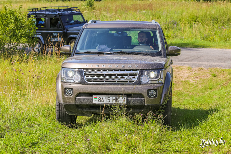 За рулём такого «проходимца» как Land Rover Discovery 4 не страшно съезжать с дороги. Пневмоподвеска поднимает автомобиль над землей, в результате чего рытвины и ямы преодолеваются без особого труда, и даже с некоторым азартом