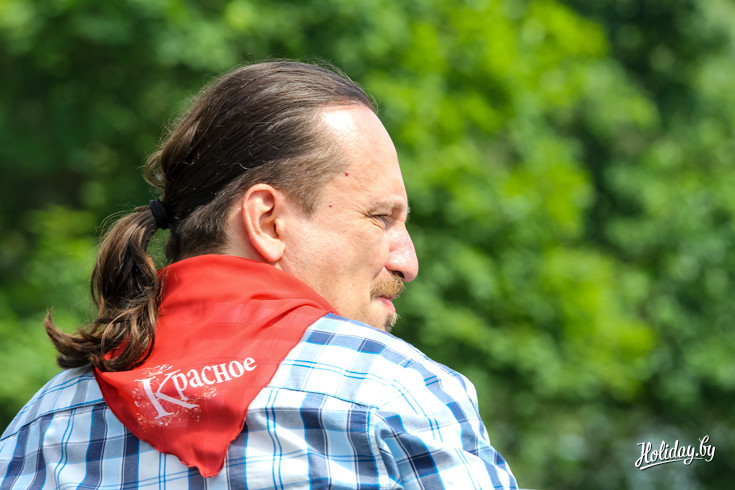 Красные галстуки - часть фирменного стиля обслуживающего персонала в агроусадьбе Валерия