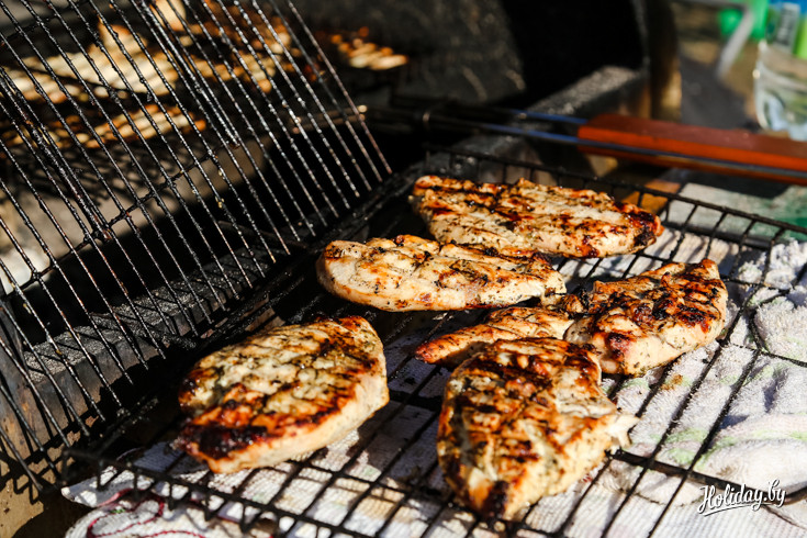 Куриное мясо на решетке приготовлено профессионально