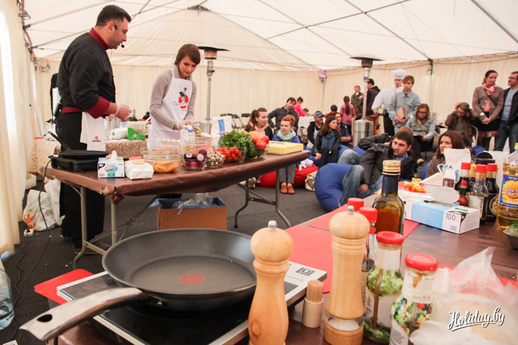 Шеф-повар Эдуард Тибилов командует процессом приготовления закусок