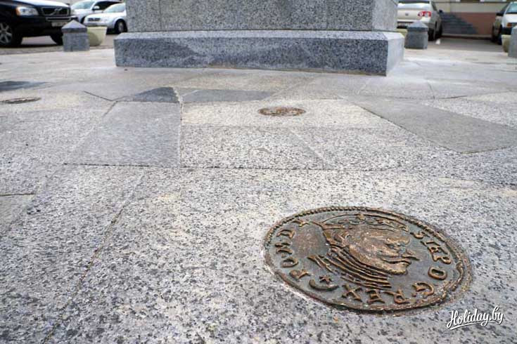 По периметру скульптурной композиции расположены изображения монет, которыми расплачивались горожане в средневековье