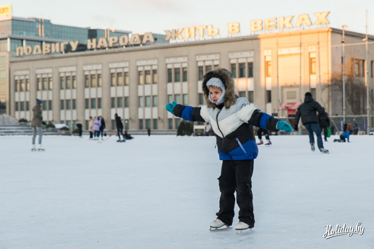 Пока людей немного, можно потренироваться кататься без помощи взрослых