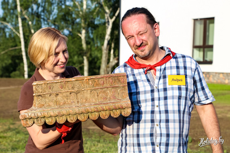 Управляющая усадьбой Светлана и её муж Андрей также работают с гостями. У них в руках один из артефактов исторического дома - фрагмент кафеля 150-летней давности