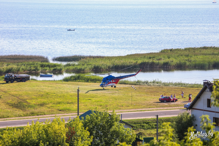 Недалеко внизу рядом со вторым по величине в Беларуси озером Дривяты работает вертолетная площадка