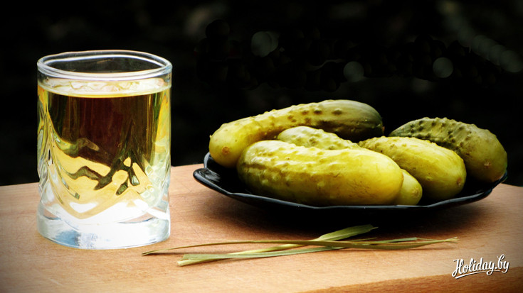 Зубровка названа так из-за основного ингредиента - травы, которая растёт в Беловежской пуще. Фото: youtube.com