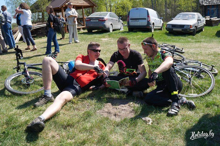 Велосипедист Юрий (на фото в центре)