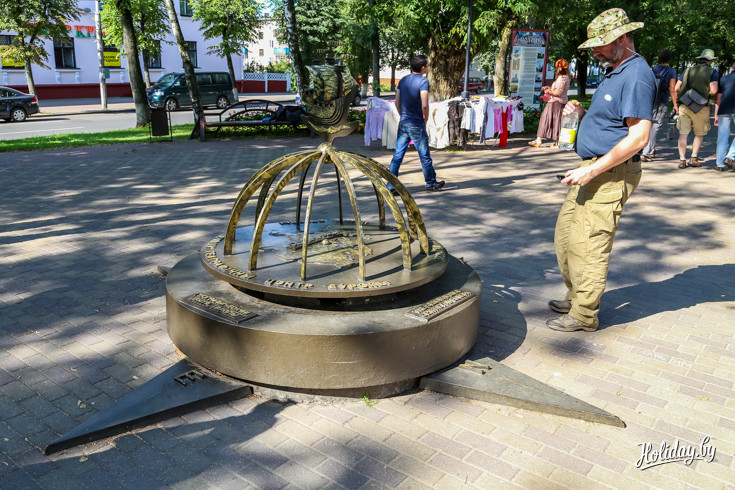 Географический центр Европы (точнее, один из) находится именно в Полоцке. Здесь же вам могут выдать сертификат о посещении знакового места. Памятник маленький, но он как-то особенно влияет на местных