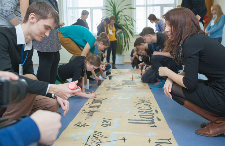 Две прекрасные сестры Вика и Вита создали собственный авторский курс «Кириллица в дизайне». Фото feelmore.ru