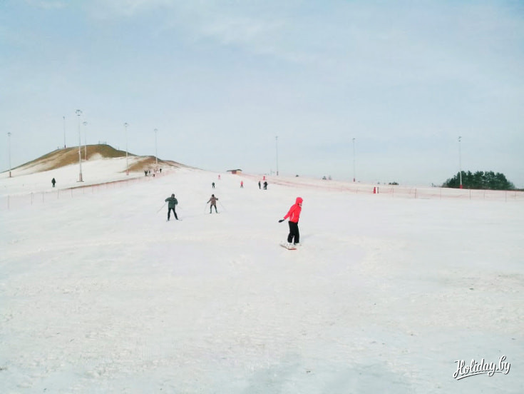 Из-за сильного ветра невозможно было включить снежные пушки и обеспечить склоны снегом