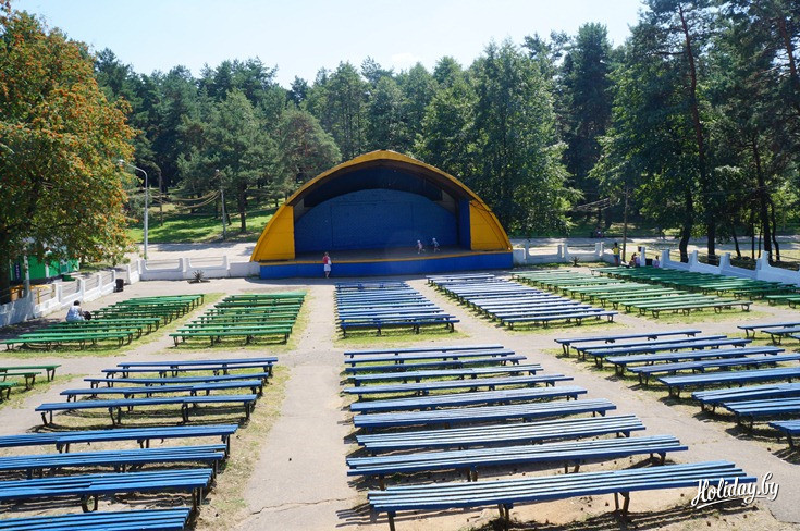 Съесть мороженное можно на одной из лавочек у амфитеатра.