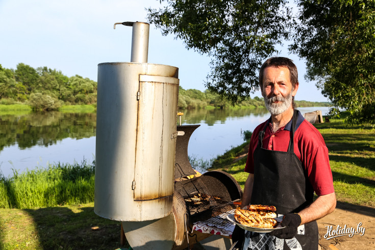 Валерий (фото сверху) и его сын Виктор (фото снизу) работают с гостями агроусадьбы 