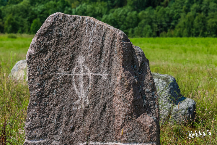 Более поздние символы нанесены на каменные кресты