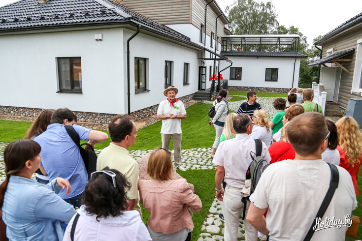 Владелец новой агроусадьбы, Валерий Сорока, встречает гостей в день открытия