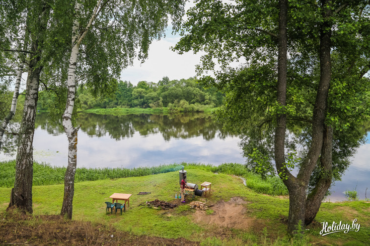 Аппетитный вид на процесс приготовления гриля в агроусадьбе 