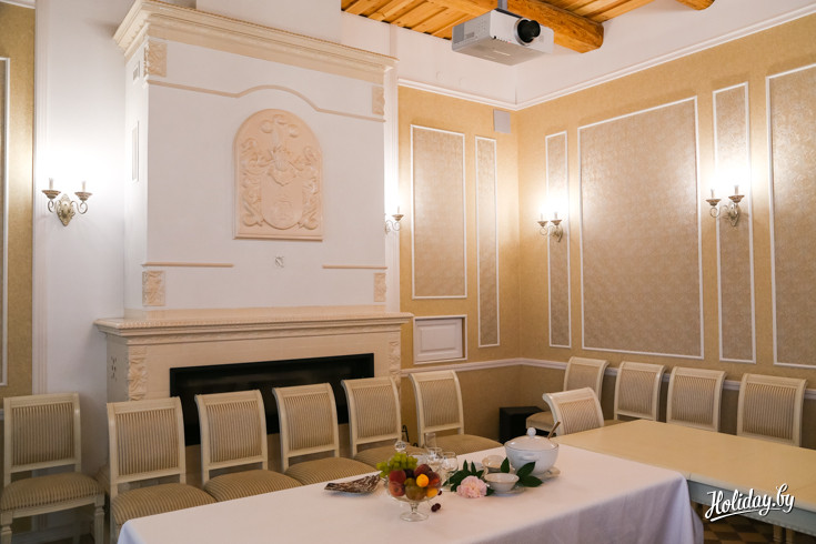 Столовая в доме Незабытовских. Здесь накрывают на стол для гостей агроусадьбы