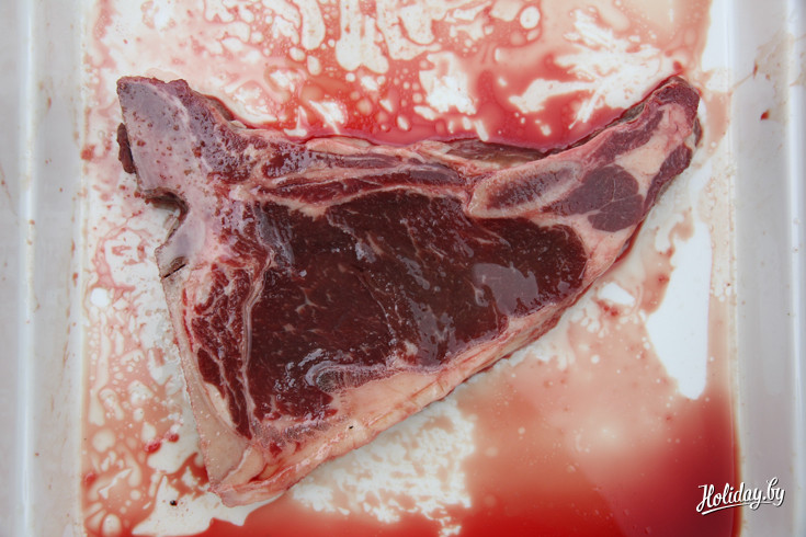 Начало барбекю-вечеринки положено... в миску