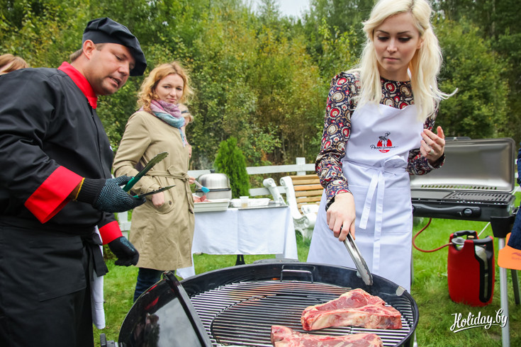 Стейки на гриль доверили размещать девушке. Казалось бы, мужское развлечение