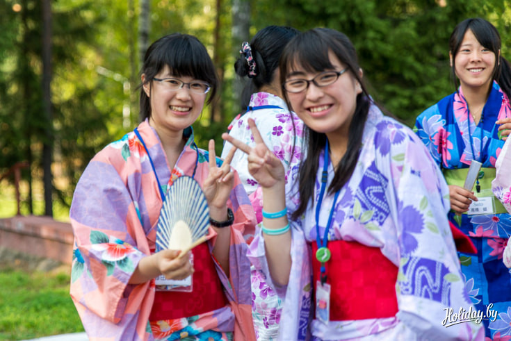 Юные японки в кимоно