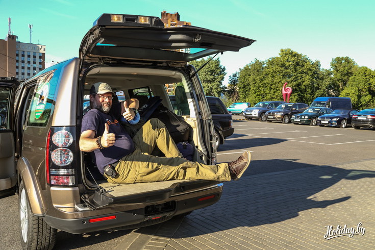 Личным примером «внедорожный преподаватель» Land Rover Игорь Губарь демонстрирует настроение экспедиции и вместительность багажников Discovery