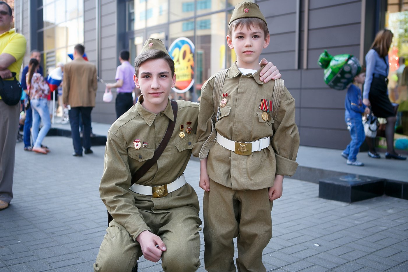 Парад 9 мая дети. Дети в военной форме. Мальчик в военной форме. Малыш в военной форме. Военная форма.