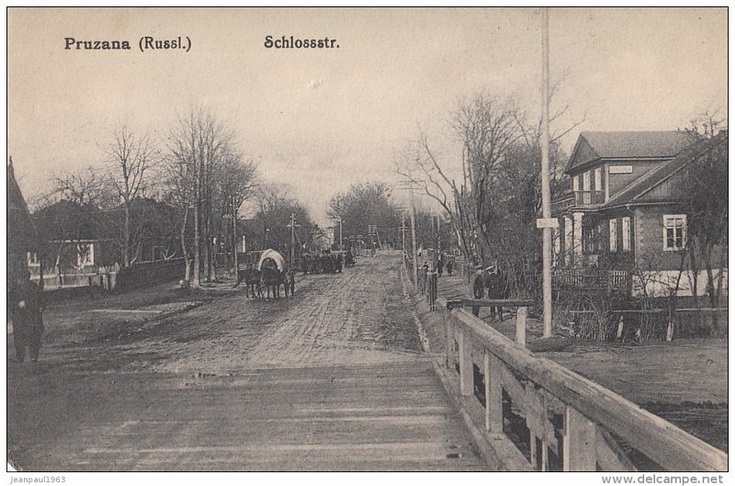 На фото: немецкая открытка 1916 года. Справа - здание Пружанской аптеки.