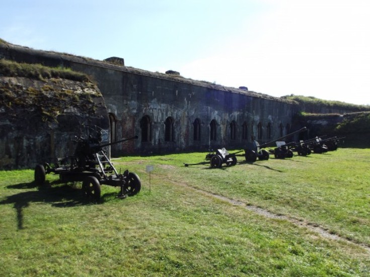 5 форт входил в число оборонительных объектов Брест-Литовской крепости первой линии. Построен в 1878 - 88 годах, расположен в 4 км юго-западнее Брестской крепости
