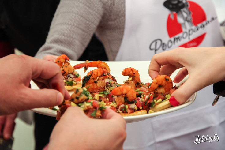 Готовые закуски не успевают увидеть свет за пределами шатра