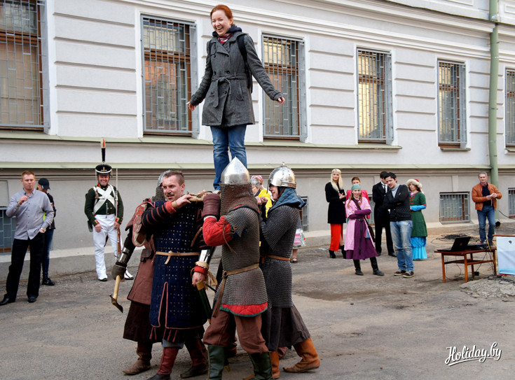 Вот этой девушке повезло больше всех. Ее рыцарь победил в неравном бою