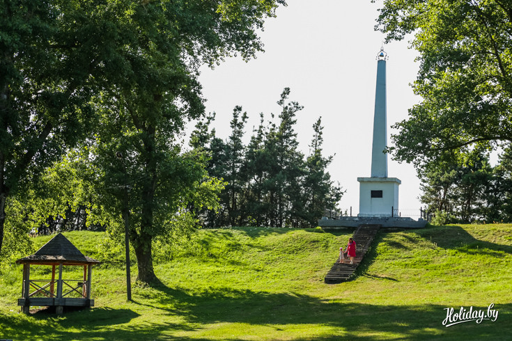 Есть на горе в Браславе необычный памятник. На фото он справа и похож он на какой-то «советский». Поэтому многие обходят его стороной